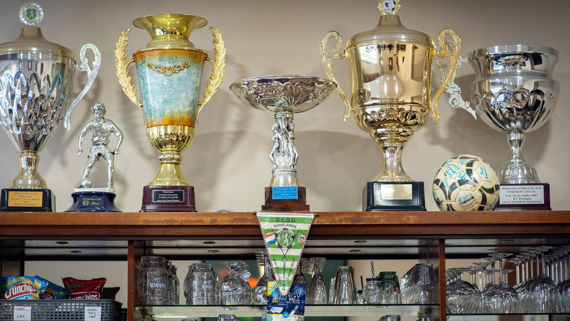 Alguns dos troféus conquistados pelo Sporting Etoile du Sud.