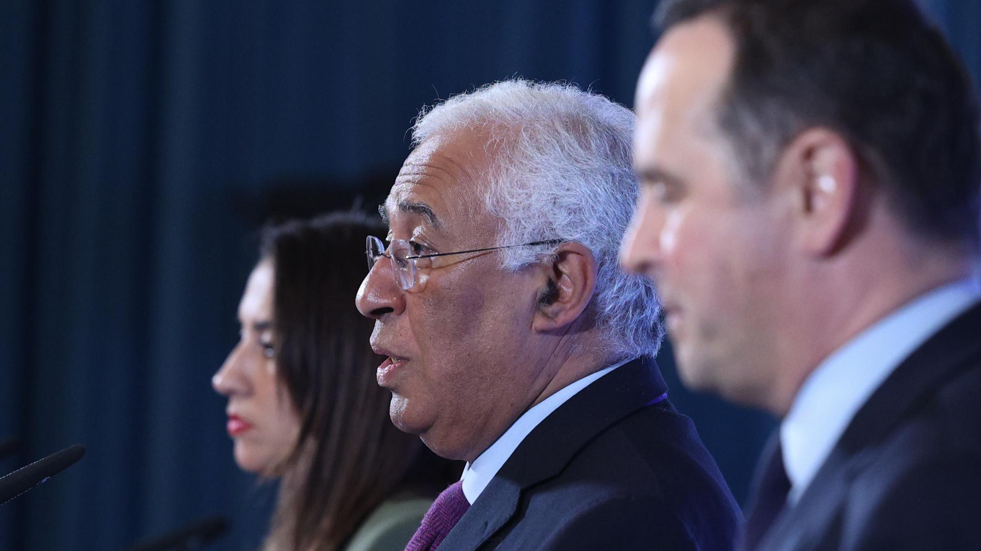 Primeiro-ministro português, António Costa (C), acompanhado pela ministra da Habitação, Marina Gonçalves, e pelo ministro das Finanças, Fernando Medina.