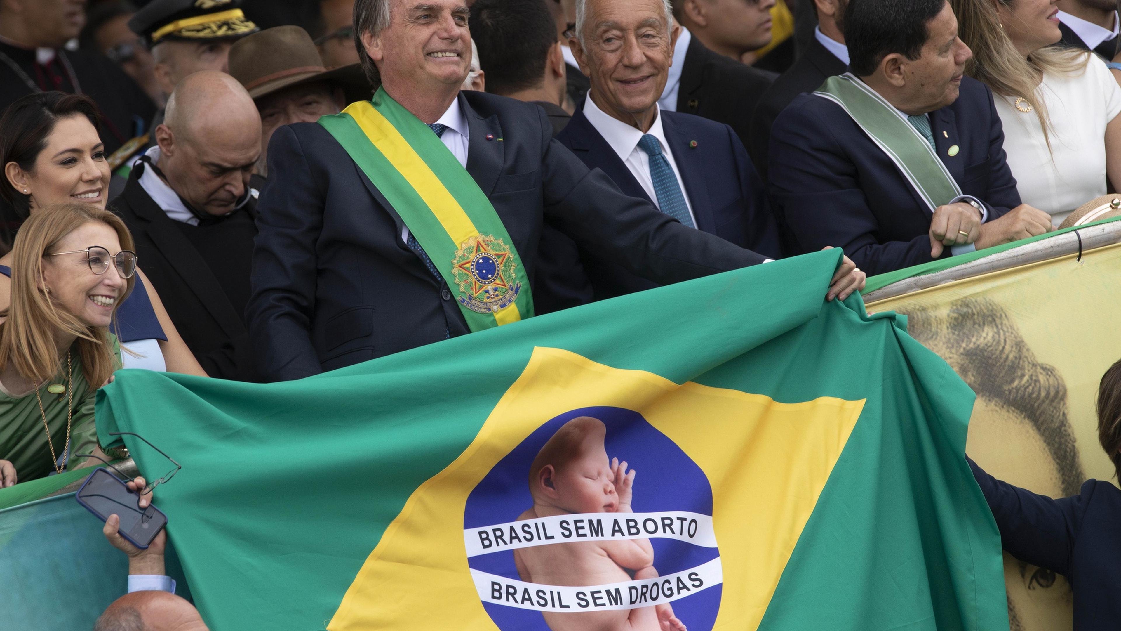 Brasil sem aborto, Brasil sem drogas. Bandeira de Bolsonaro não