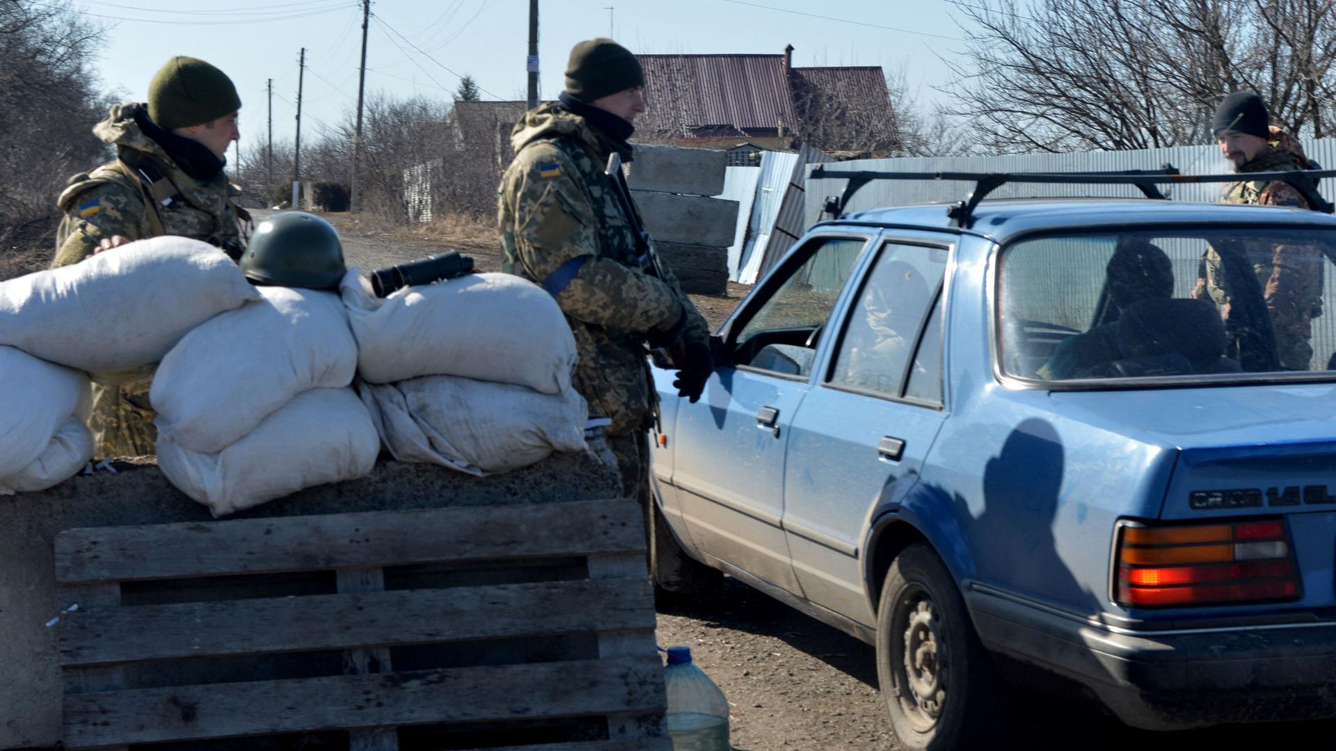 Os soldados das forças militares ucranianas num checkpoin, perto de Kharkiv. 