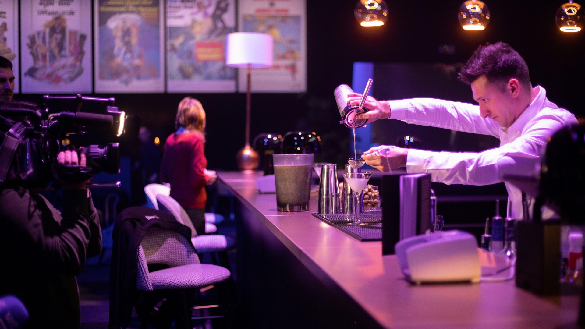 No bar "The James", os visitantes podem provar o cocktail favorito do agente secreto britânico