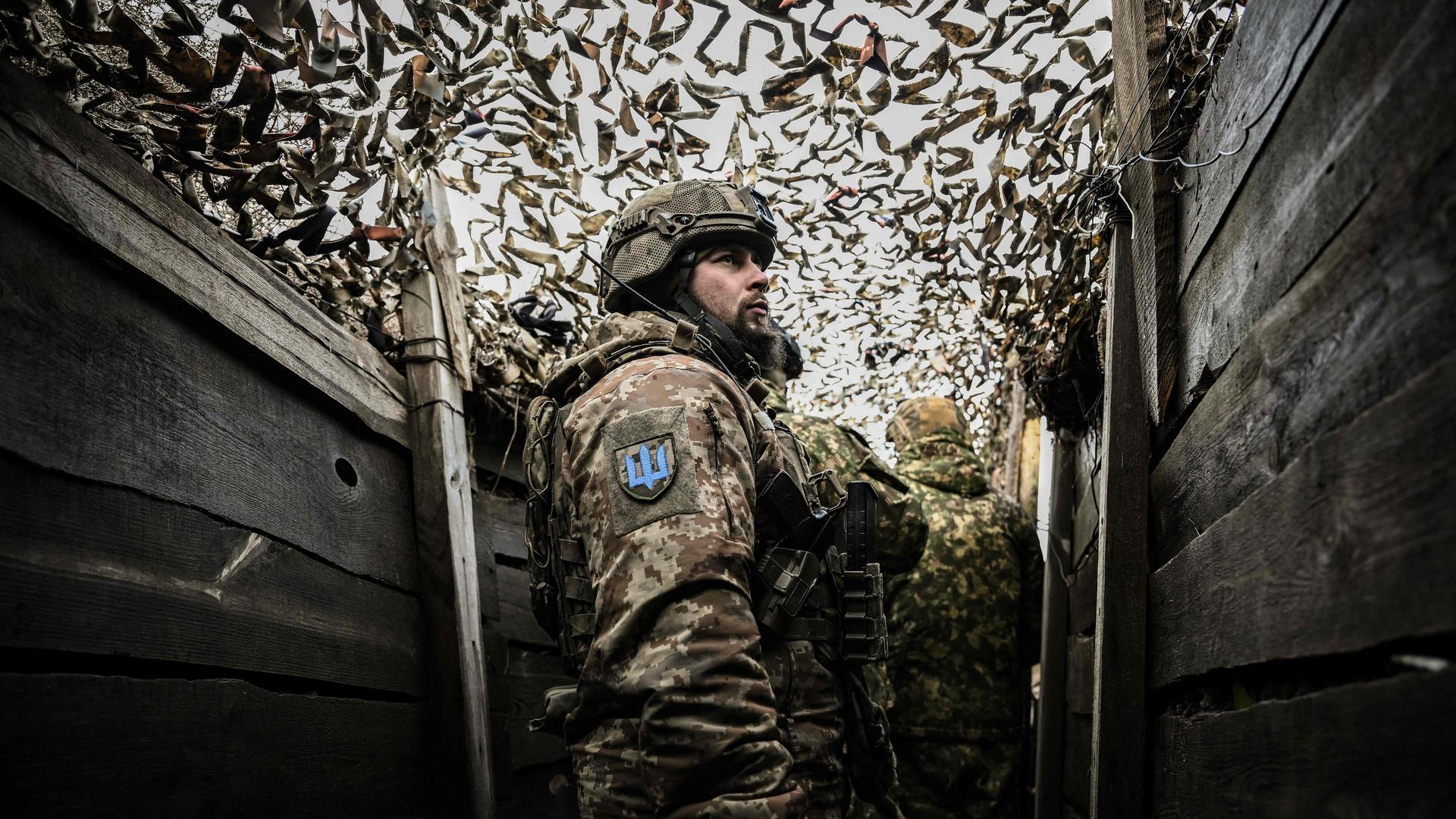Militar ucraniano na linha da frente perto da cidade de Novoluhanske, no leste da Ucrânia, a 19 de fevereiro de 2022.