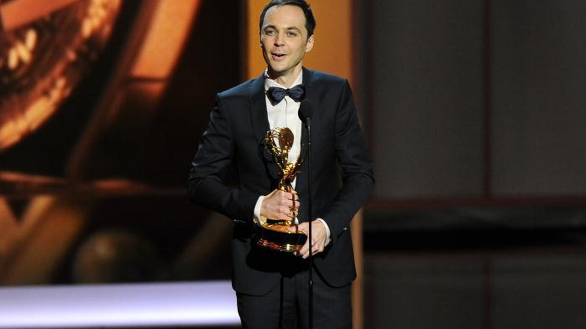 Jim Parsons que interpreta a personagem Sheldon em "The Big Bang Theory" venceu novamente o Emmy de melhor actor cómico.