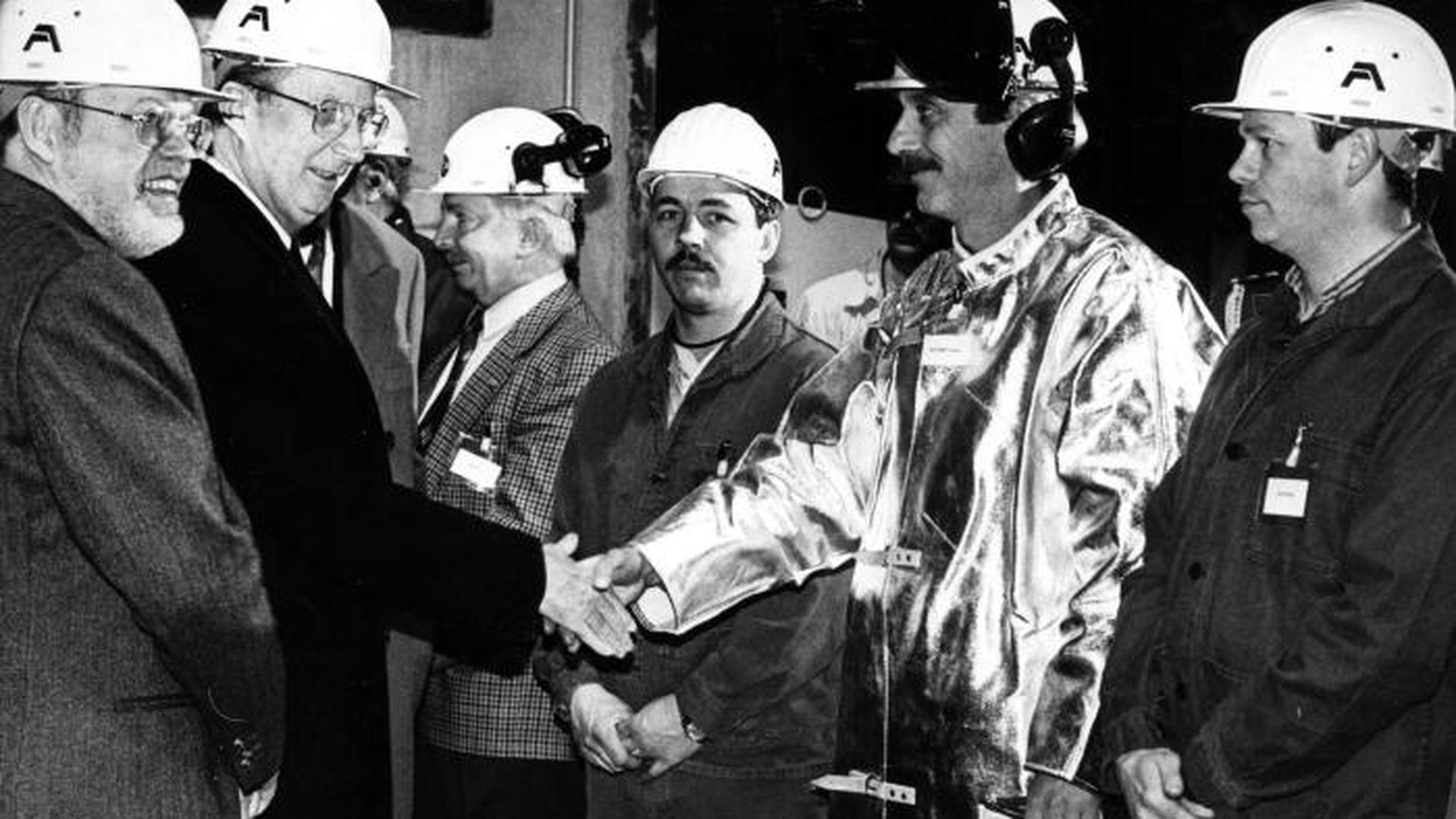 O Rei Alberto II saúda os responsáveis pelo processo de produção de uma siderurgia eléctrica na cabine de comando