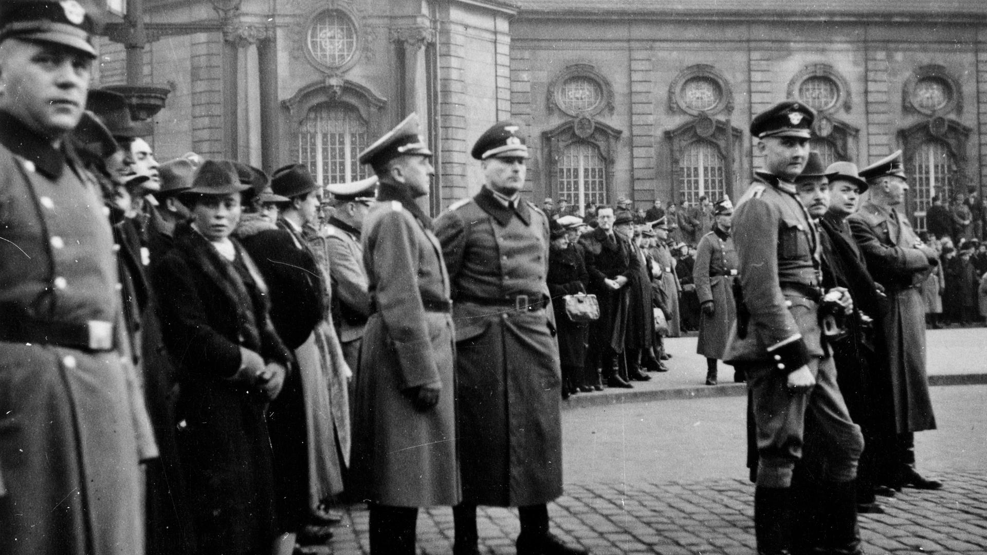 Oficiais alemães na Gare, na Cidade do Luxemburgo, em 1940