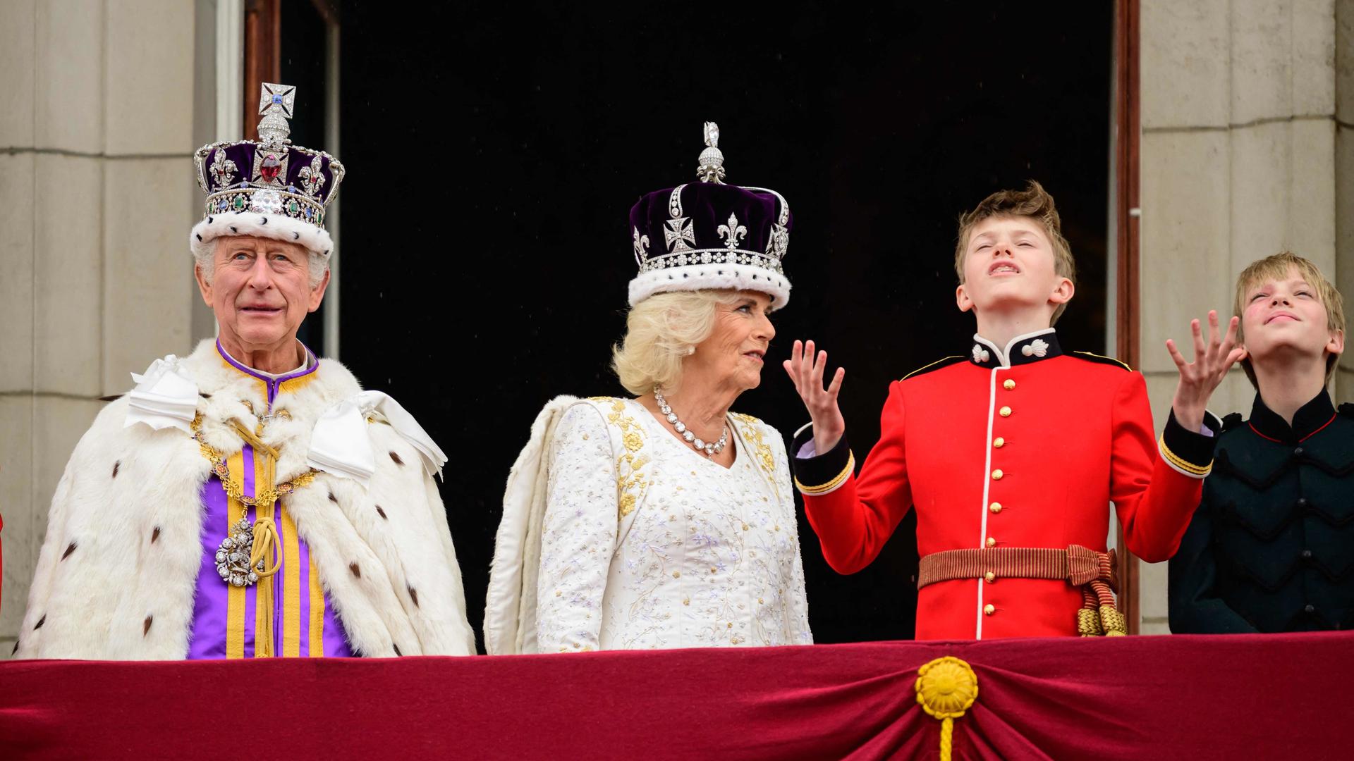 A rainha Camilla fala com o seu neto Freddy Parker Bowles (à direita).