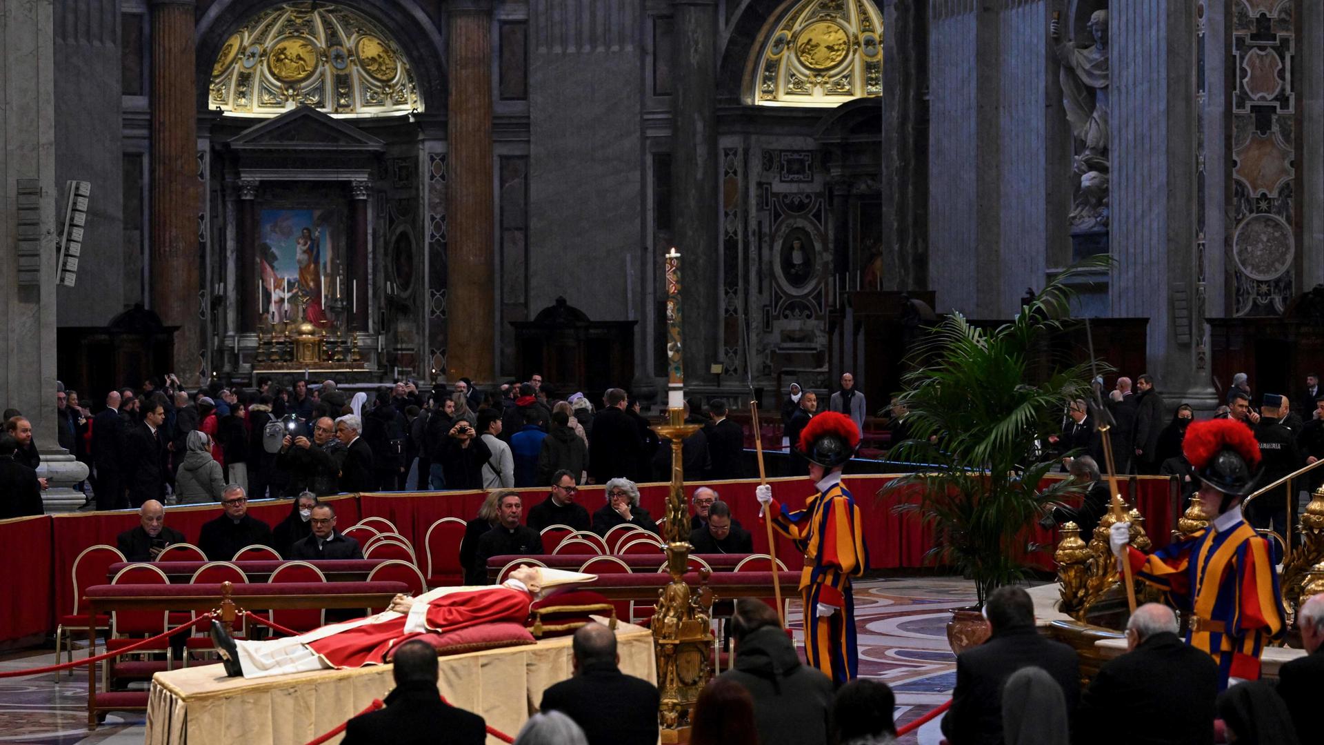 O corpo do Papa emérito repousa na Basílica de São Pedro, no Vaticano, aberta ao público para a despedida dos fiéis.