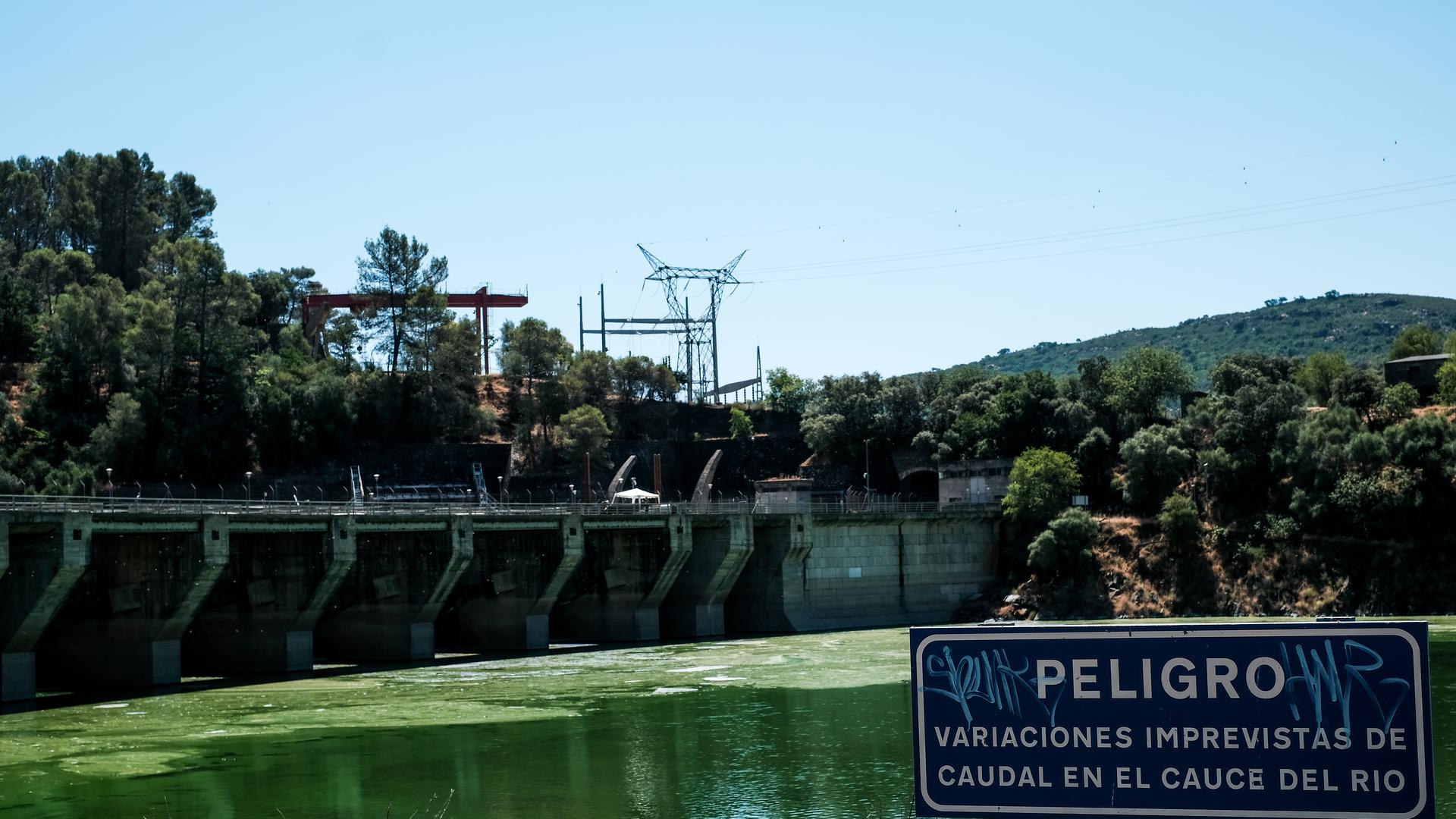 Um aviso das variações do caudal do rio, no Tejo, em Monfragüe.