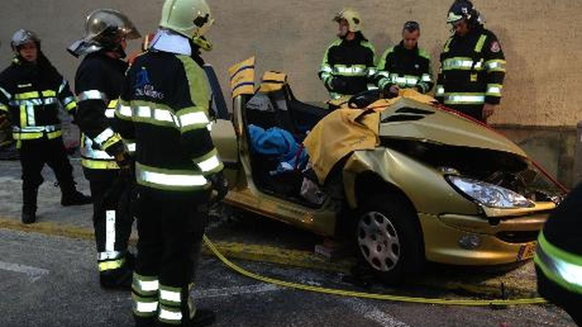 Os bombeiros demoraram quase duas horas a desencarcerar o condutor que perdeu o controlo do carro em Contern