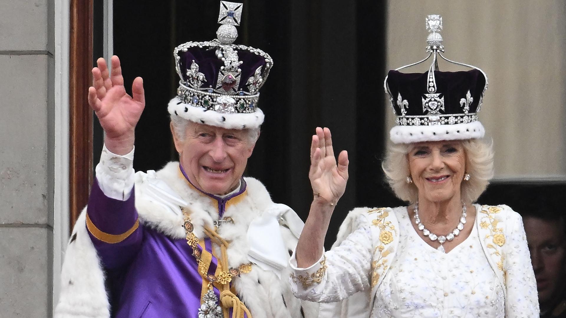 Os reis Carlos III e Camilla com as coroas na tradicional aparição ao público com a família na varanda do palácio de Buckingham.