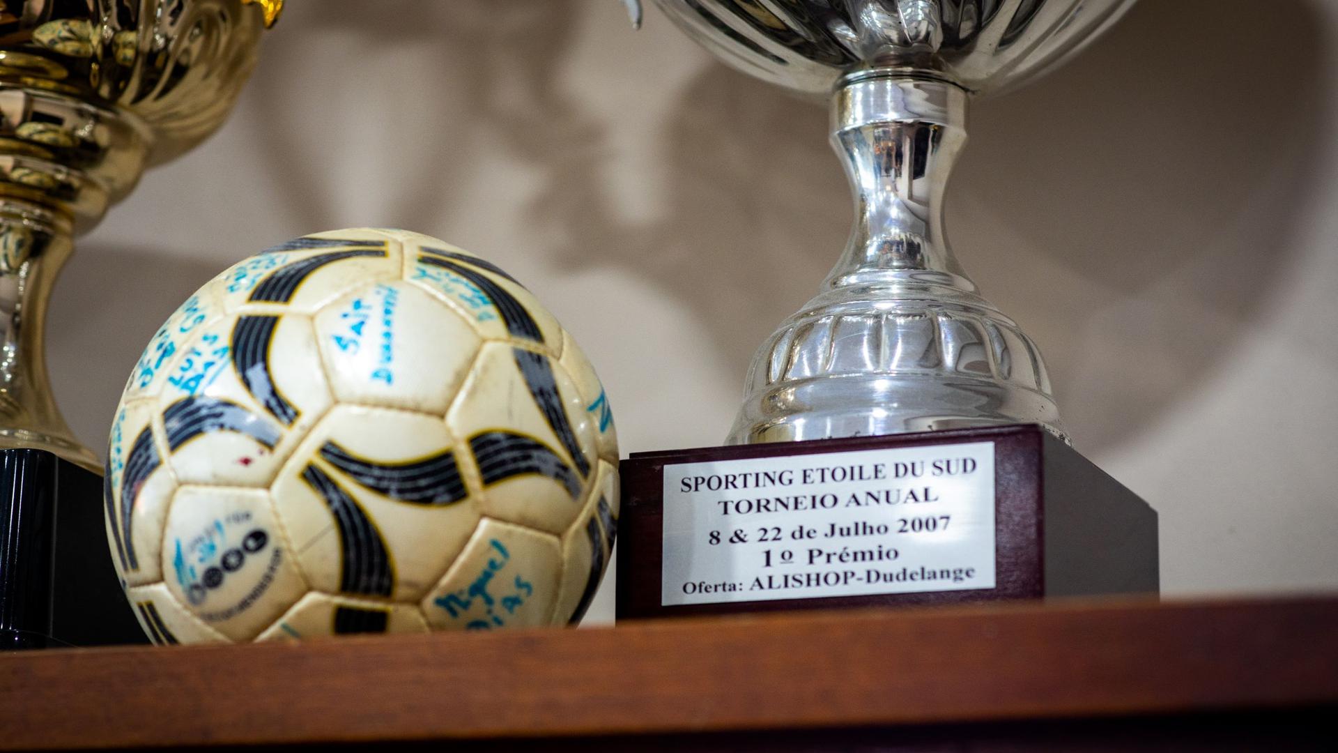 Alguns dos troféus conquistados pelo Sporting Etoile du Sud.