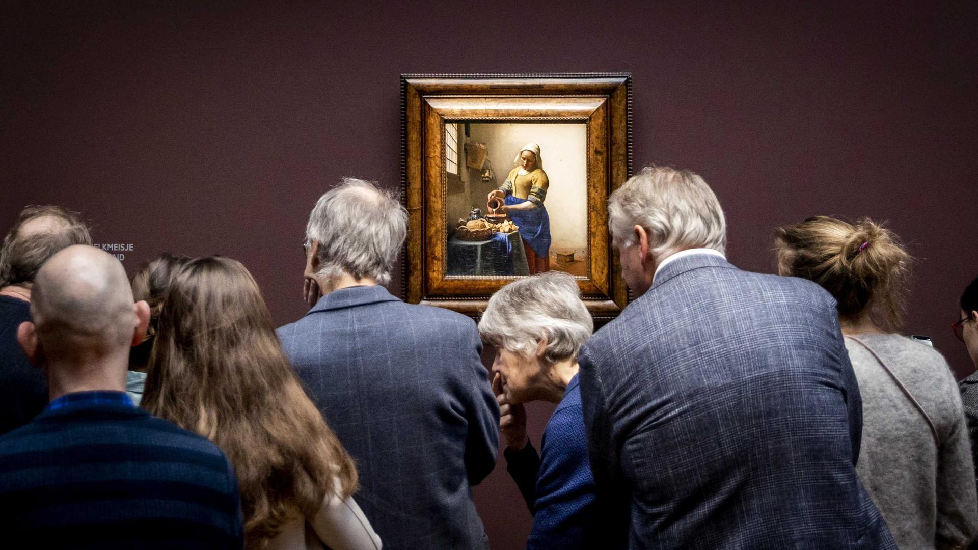 ACHTUNG: SPERRFRIST 4. JUNI 18:31 UHR.  - ARCHIV - 09.02.2023, Niederlande, Amsterdam: Zahlreiche Besucher stehen im Rijksmuseum vor dem Gemälde "Die Milchmagd" von Johannes Vermeer. (zu dpa: «Gut 650 000 Menschen sahen größte Vermeer-Ausstellung in Amsterdam ») Foto: Koen Van Weel/ANP/dpa +++ dpa-Bildfunk +++