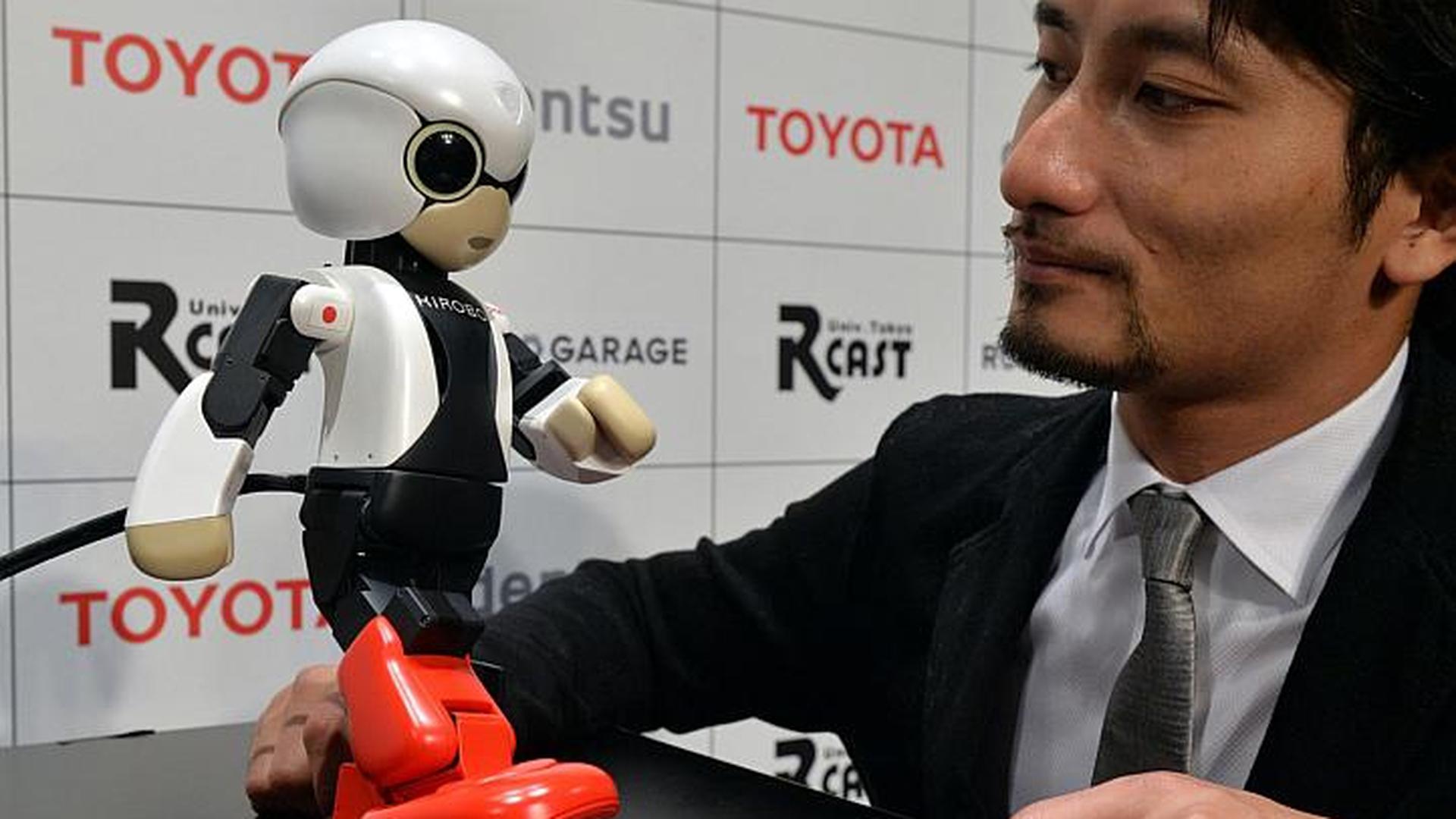Esta manhã, durante a conferência de imprensa, Kirobo apareceu ao lado do seu conceptor, o engenheiro em robótica Tomotaka Takahashi, e fez questão de falar com os jornalistas