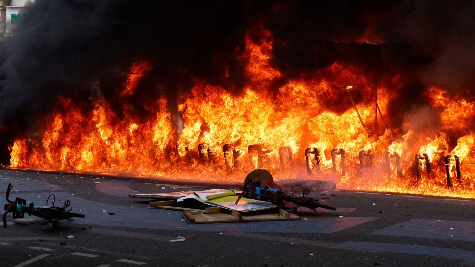 Mais de uma centena de polícias ficaram feridos esta segunda-feira nos confrontos com manifestantes em França, nas manifestações do 1.º de Maio.