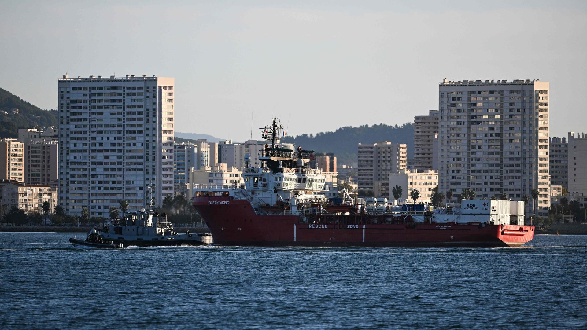 O navio humanitário chegou, esta sexta-feira, ao porto de Toulon, sob escolta de uma embarcação militar francesa.