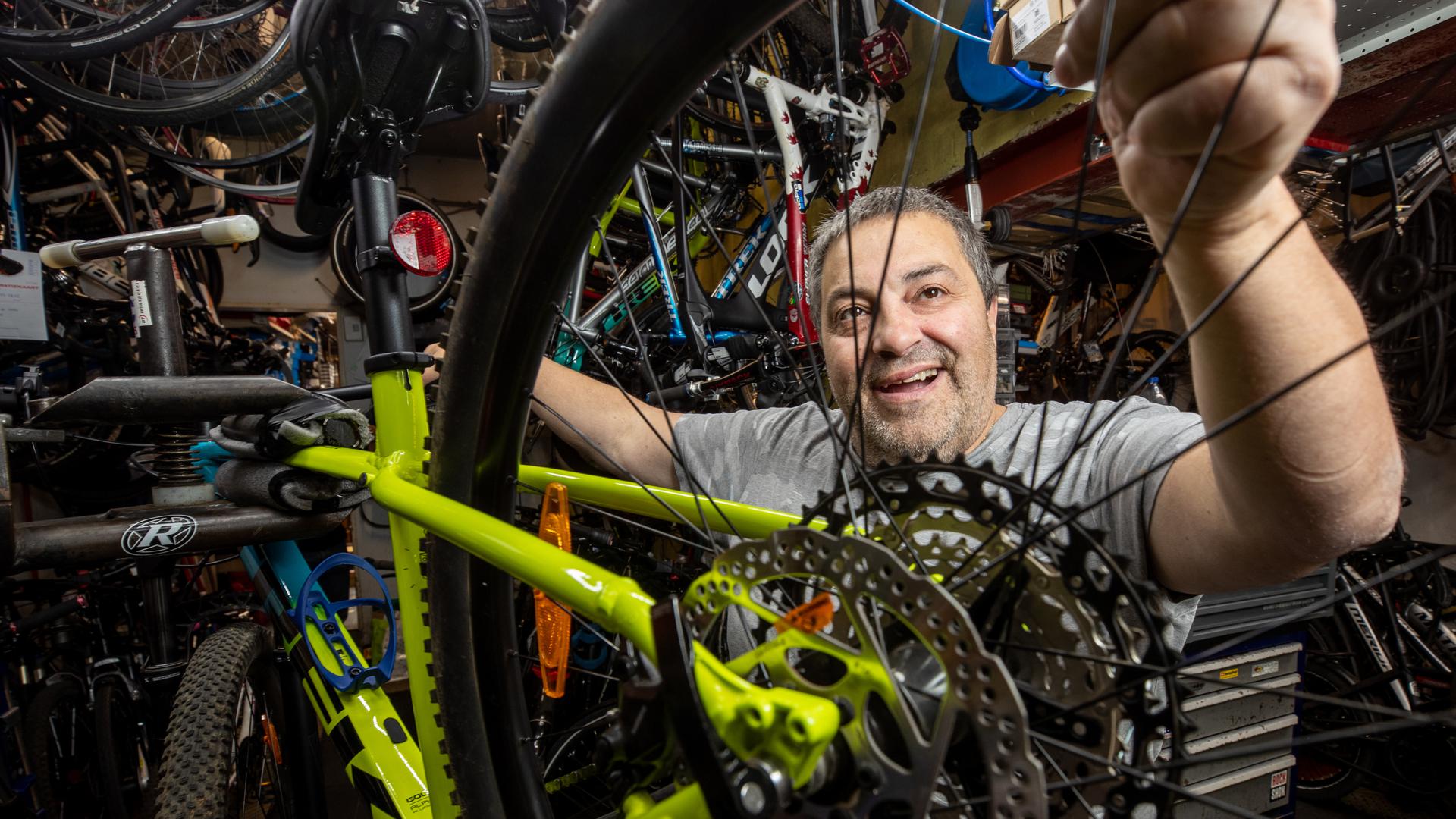 Jorge Francisco é proprietário da centenária loja de bicicletas Rasqui Cycles, na Rue du Brill, há 23 anos.