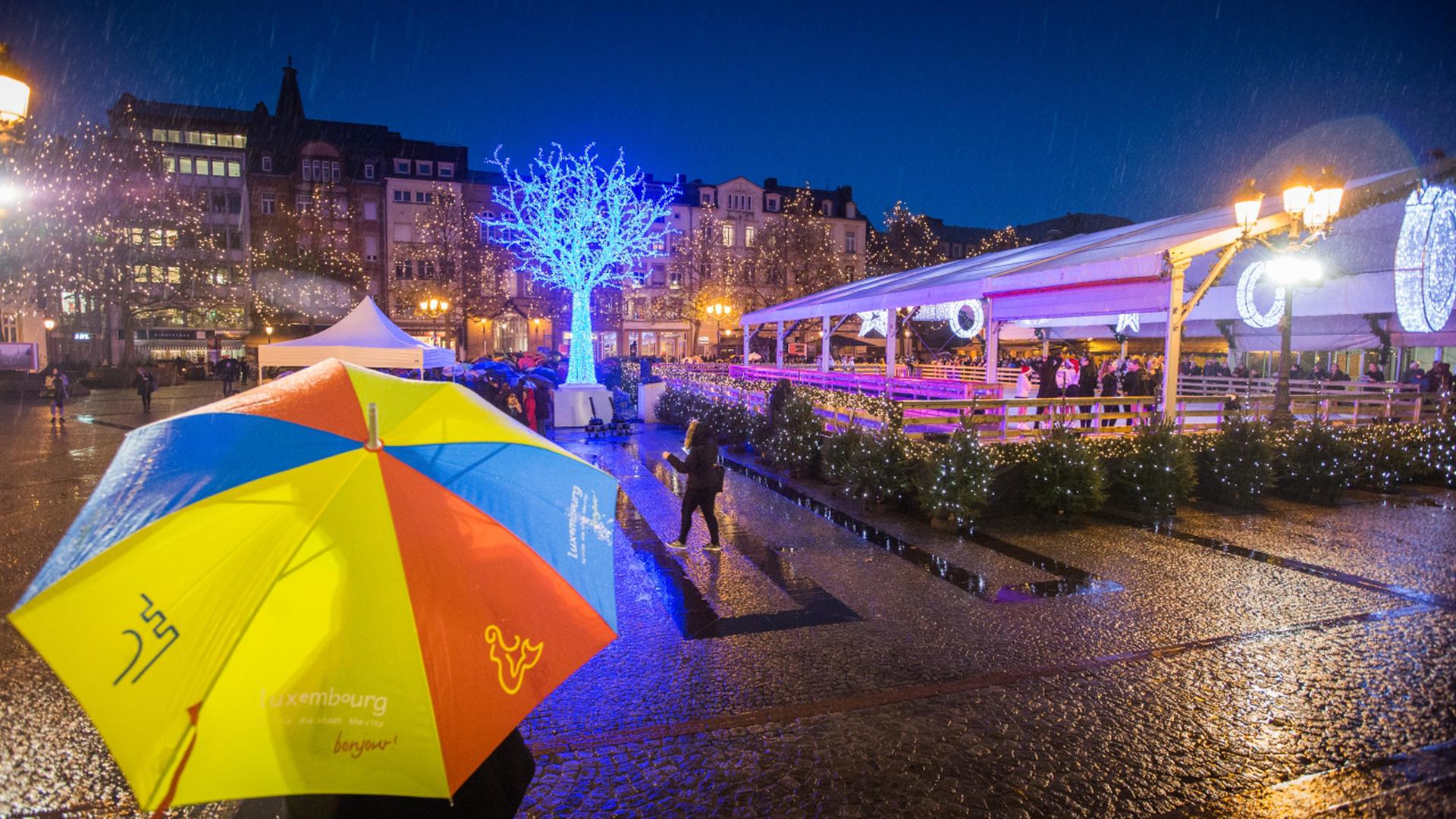 C'est déjà Noël sur la place de l'hôtel de ville à Luxembourg