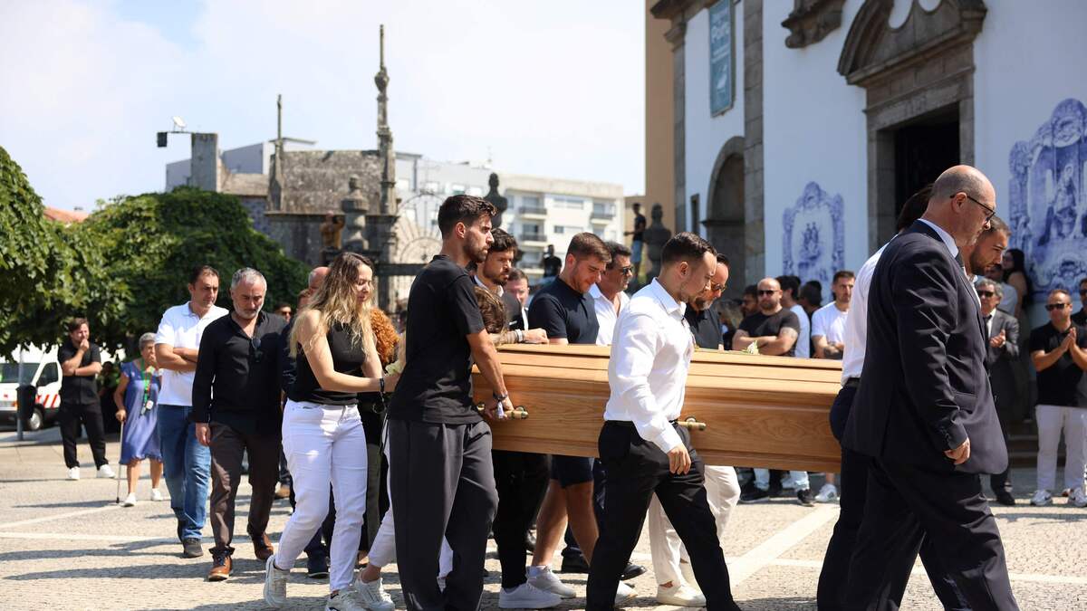 Futebolistas unidos em lágrimas no funeral de Diogo Jota. Rúben Neves carregou urna | Contacto