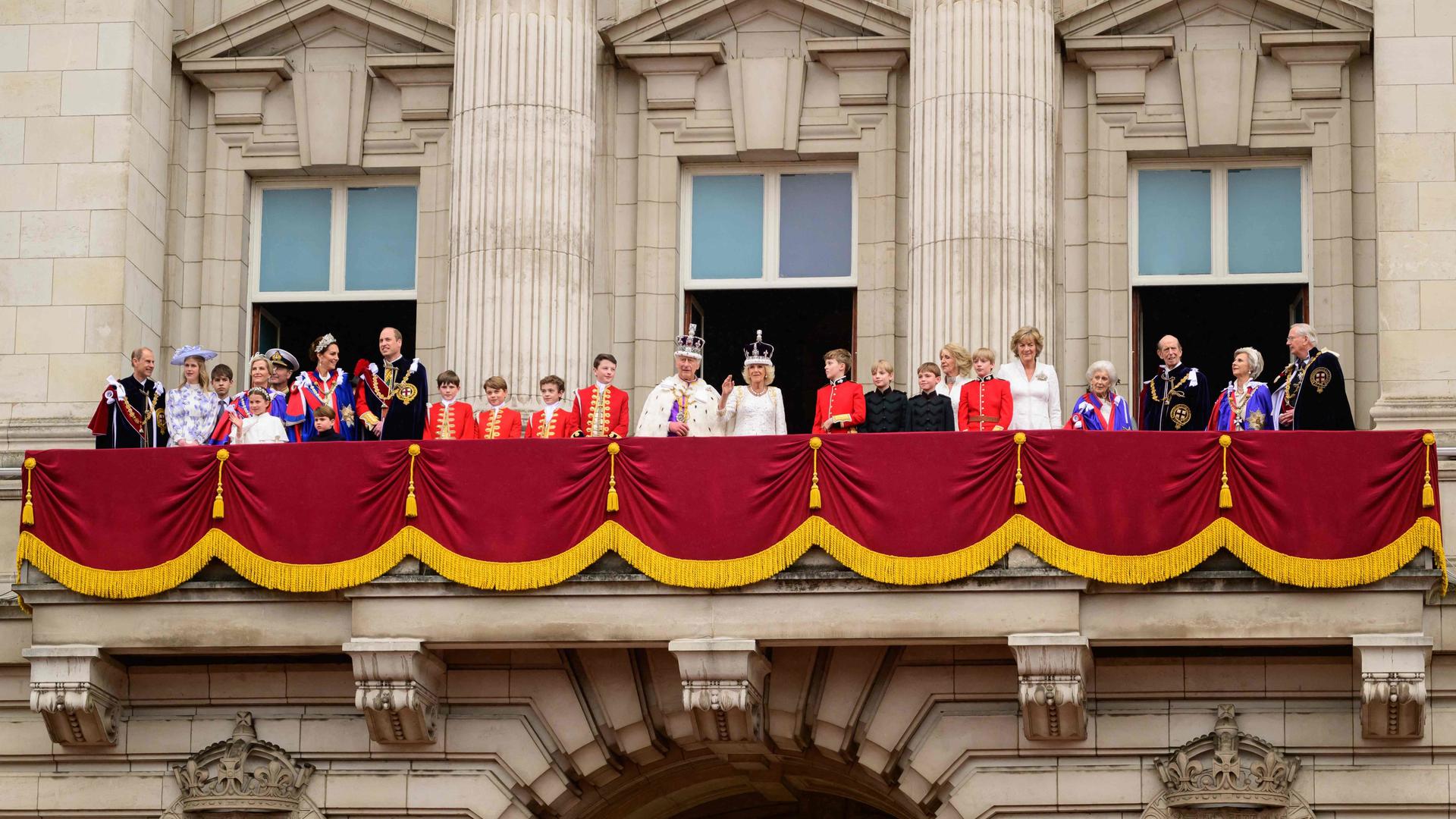 A família real na tradicional aparição na varanda de Buckingham.