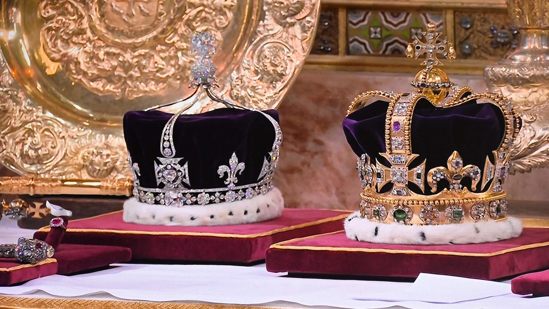 As duas coroas de Carlos III e Camilla.