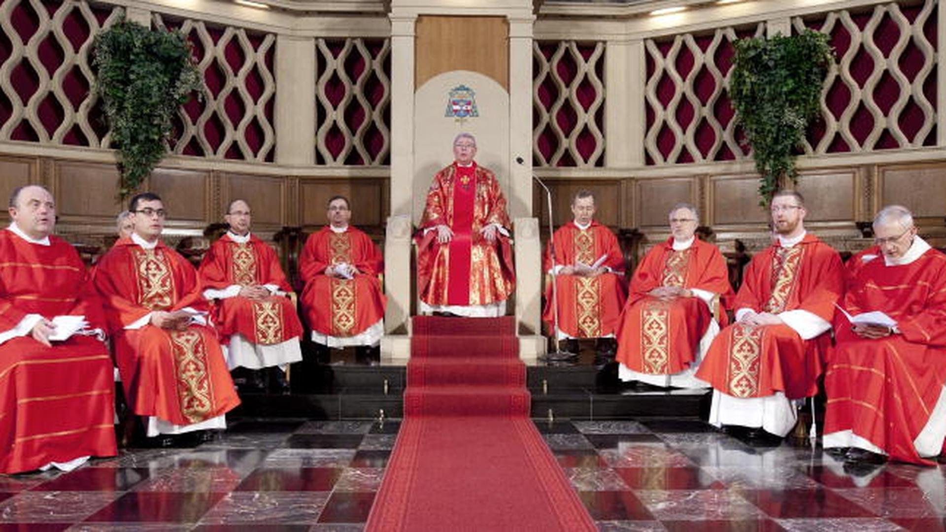 Ricardo já sentado no altar, com os outros padres