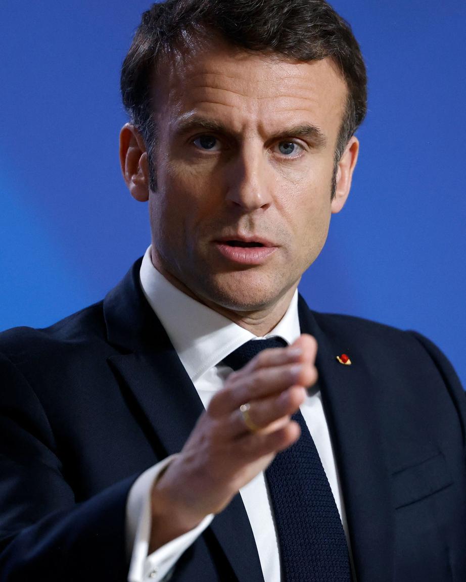 Numa entrevista na tv francesa, a tentativa de Macron de retirar discretamente o Rolex que tinha no pulso deu ainda mais nas vistas.