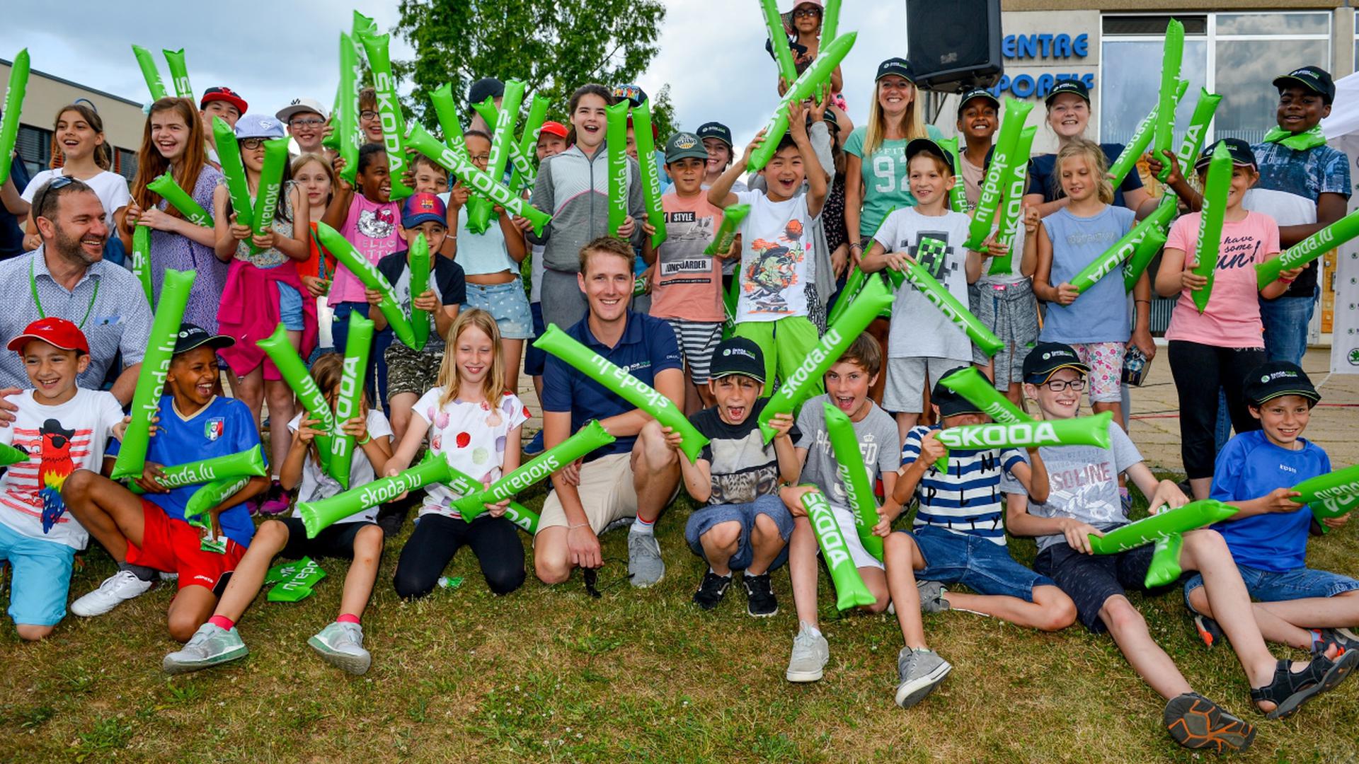 Andy Schleck zusammen mit Schulkindern aus Steinfort - Skoda Tour de Luxembourg 2017 - 2. Etappe - Steinfort-Walferdingen - Foto: Serge Waldbillig