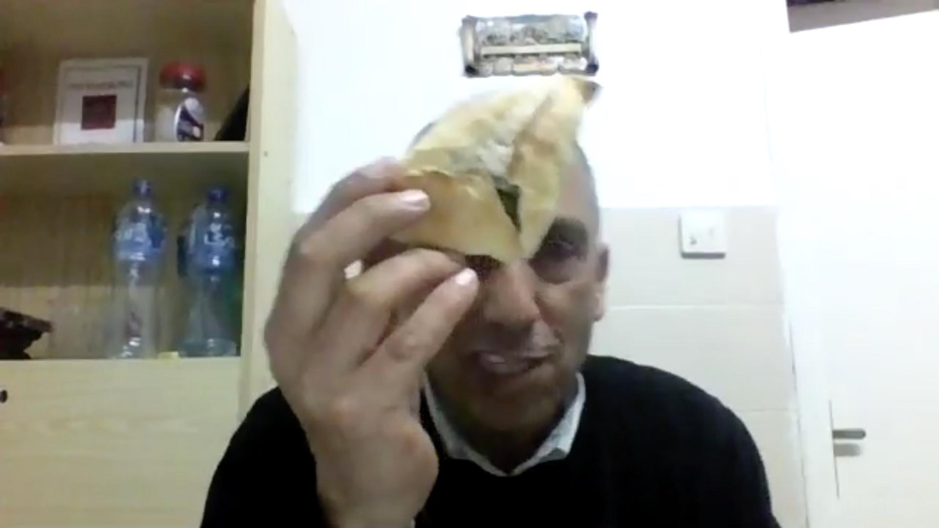 Mazin Qumsiyeh mostra o resultado do processo culinário de Abu