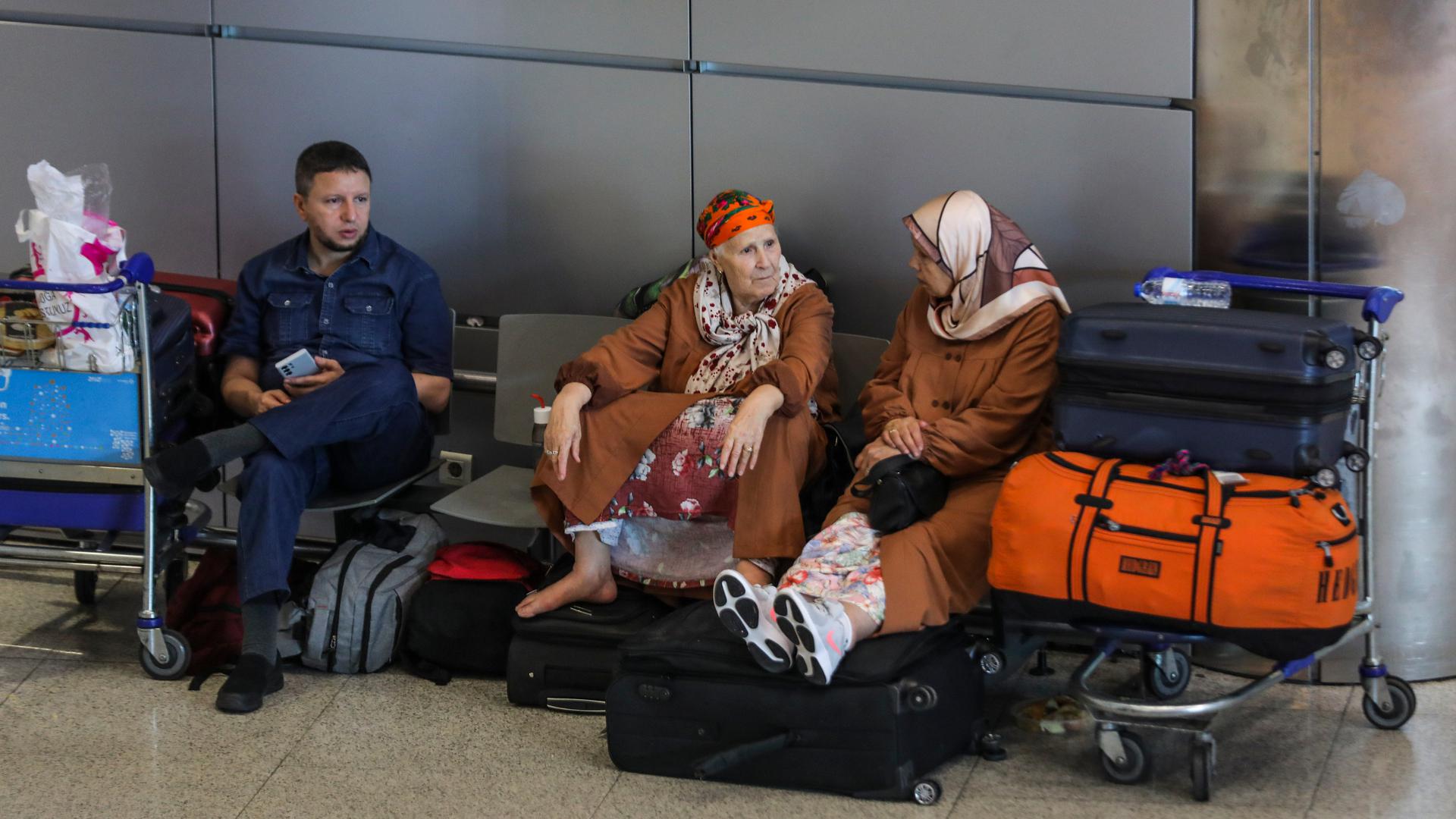 Passageiros no terminal 1 do aeroporto de Lisboa, durante a greve da Portway