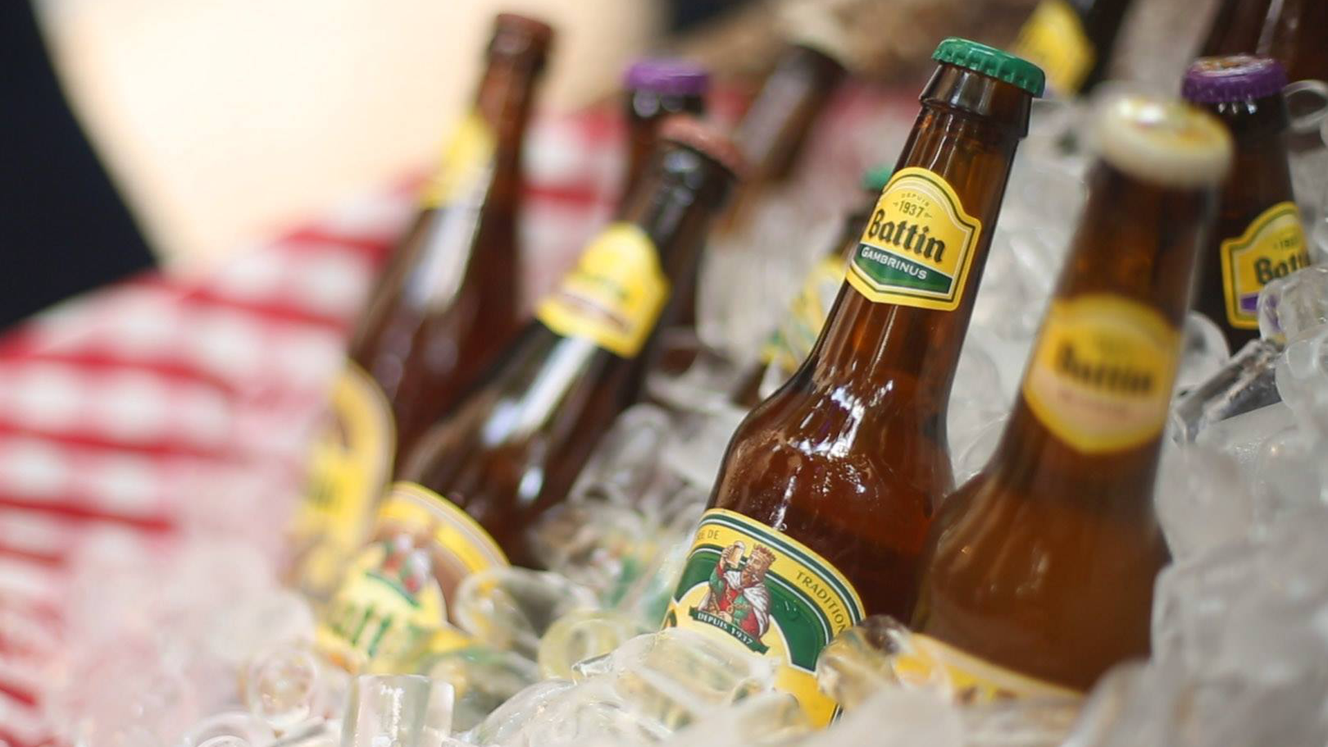 Grades de cerveja Battin estão espalhadas numa rua de Clemency. 