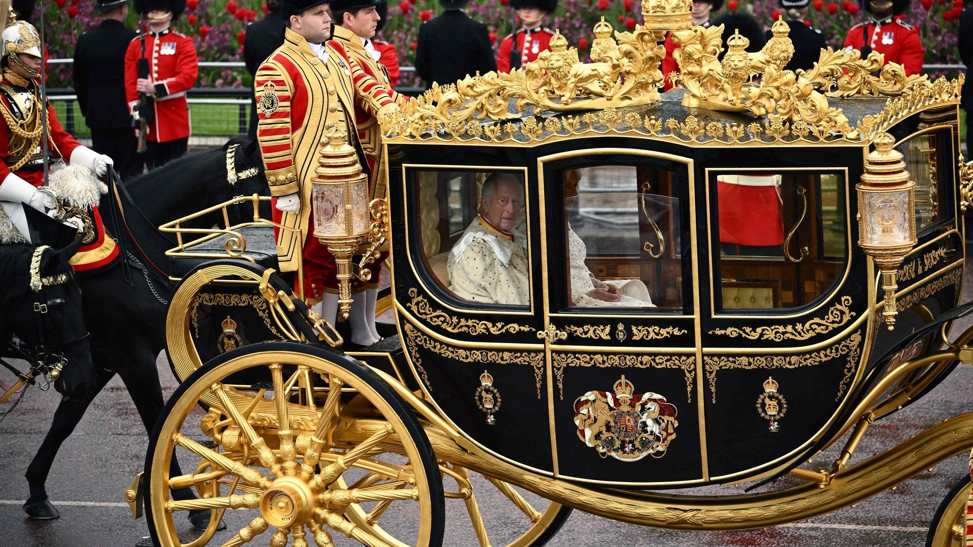 Os reis na carruagem a caminho da Abadia de Westminster.
