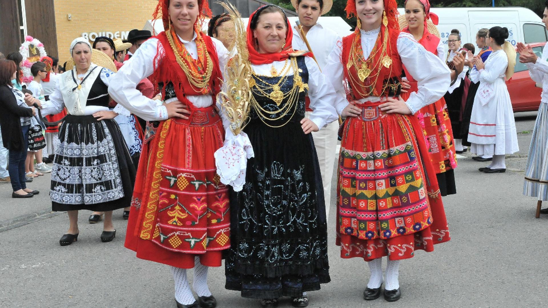 Três dançarinas da Mocidade Portuguesa ...