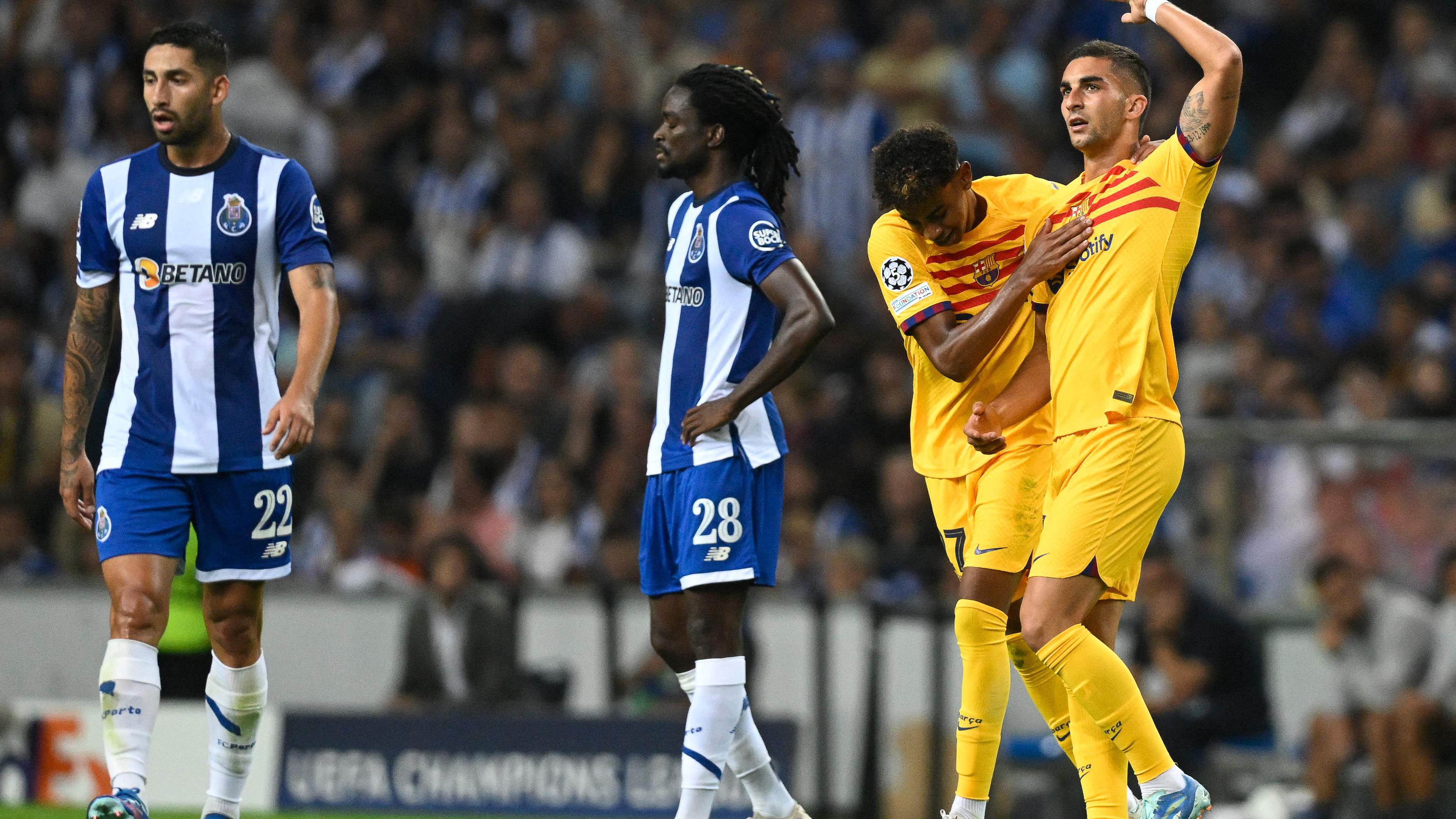 Pepe marca de cabeça e faz história na Champions League