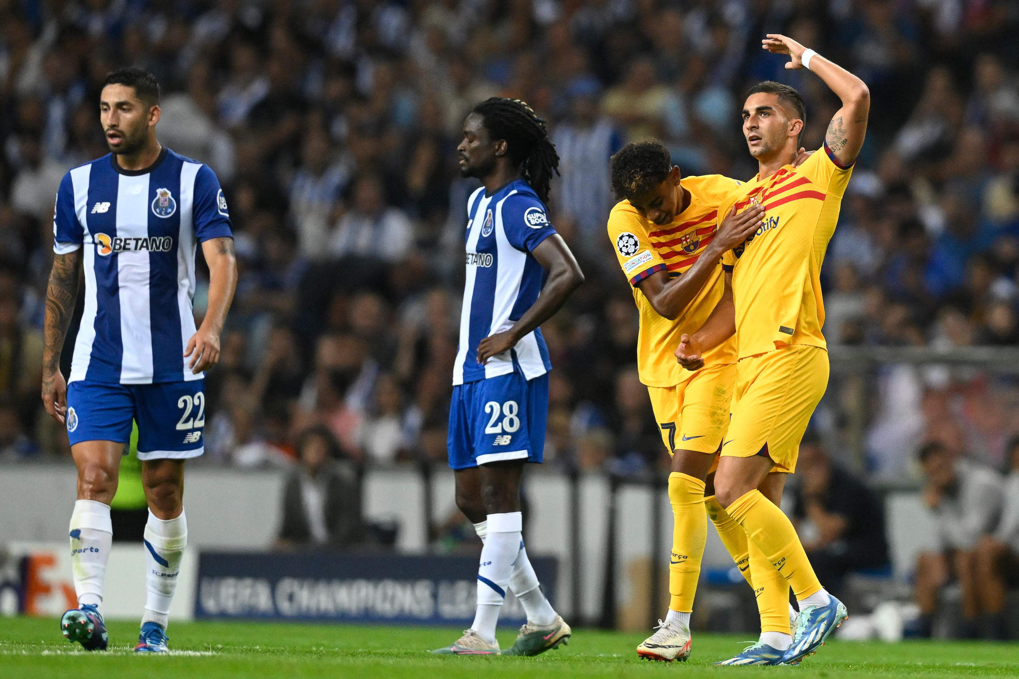 Jogos a não perder na TV: FC Porto visita o Barça na Champions e