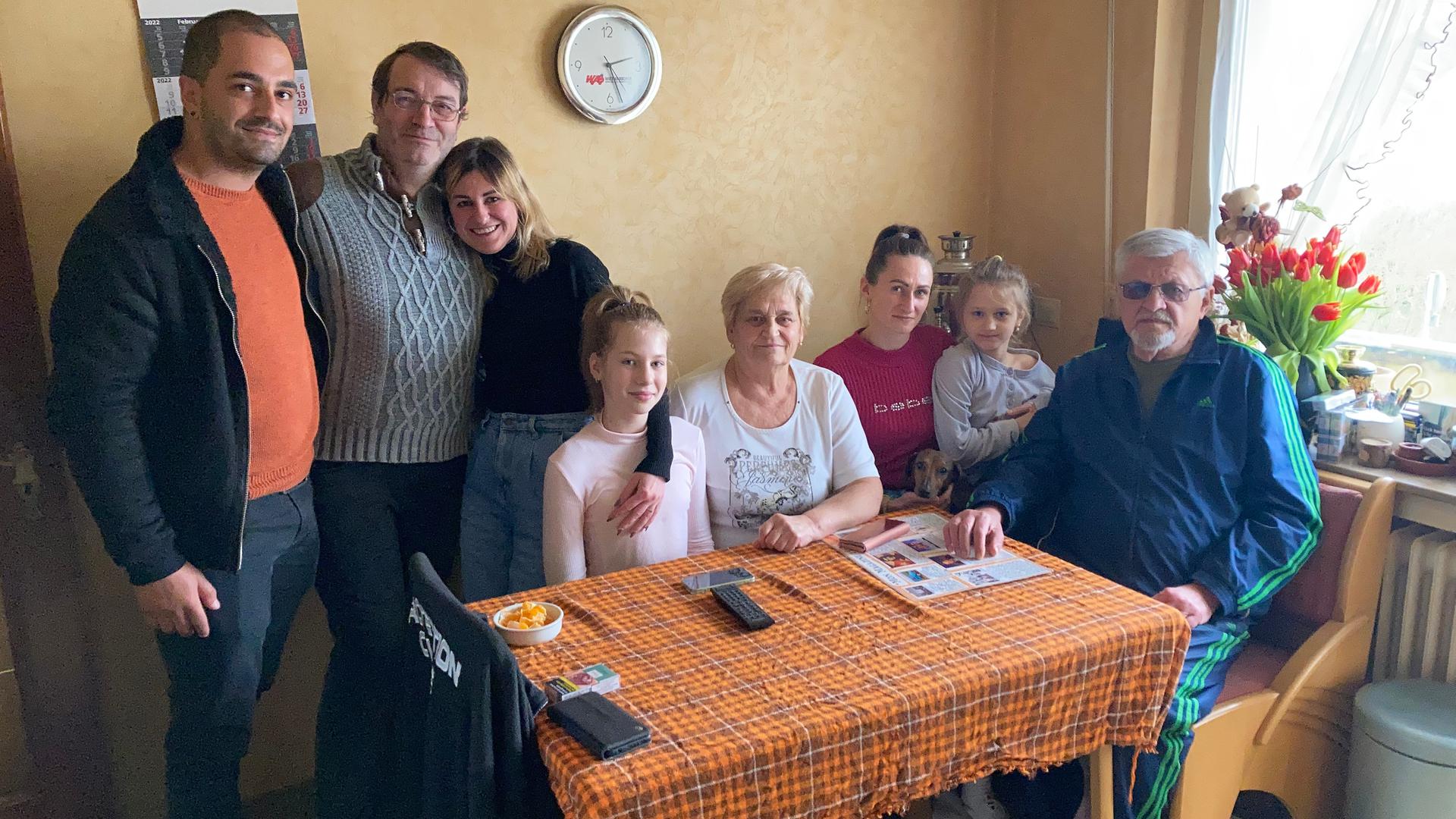 O português Márcio Gomes, Patrick, Olena e a família desta que fugiu da Ucrânia: os pais, a irmã e as sobrinhas.