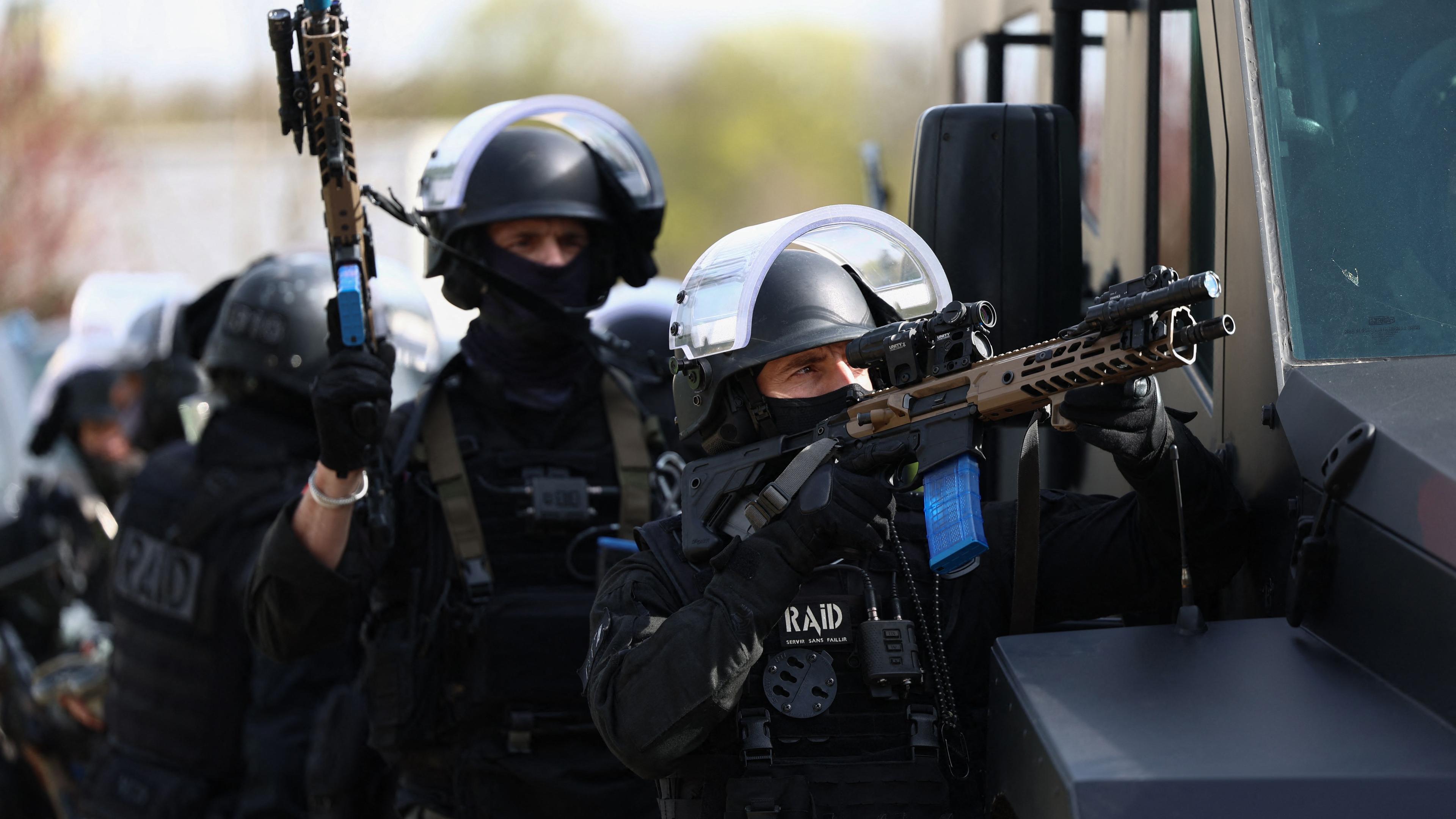 Foto ilustrativa dos membros da Raid, a unidade de intervenção da polícia francesa. 