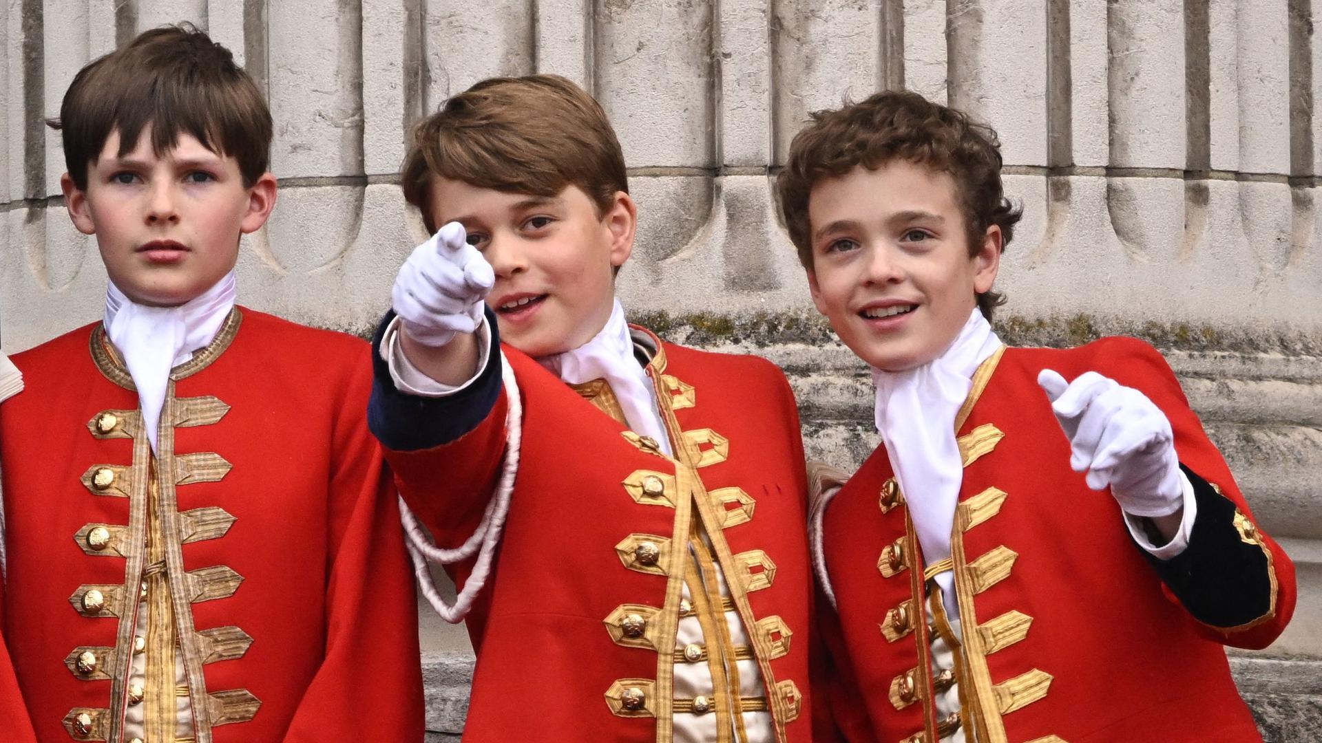 O príncipe George, ao meio, o filho mais velho de William e Catharine.