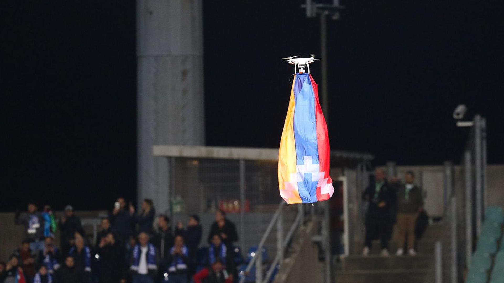 O drone com a bandeira do Alto Qarabag que provocou a interrupção do encontro.