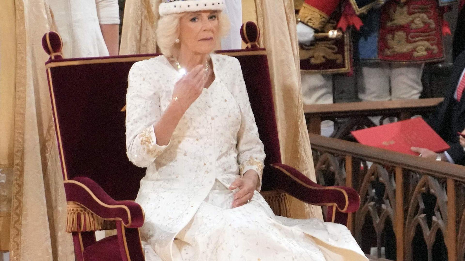 A rainha Camilla já entronizada.