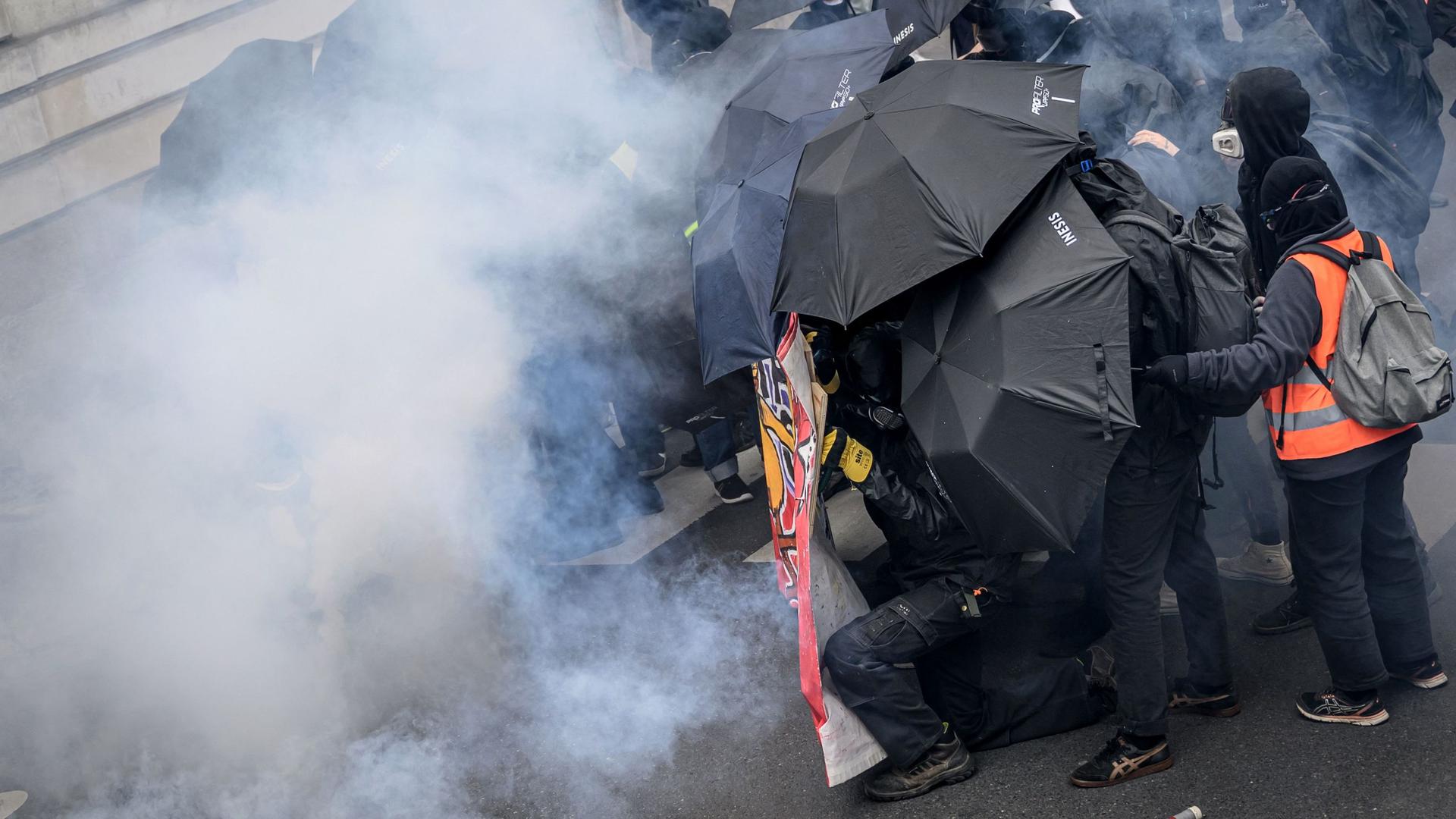 Mais de uma centena de polícias ficaram feridos esta segunda-feira nos confrontos com manifestantes em França, nas manifestações do 1.º de Maio, que levaram à detenção de 291 pessoas, 