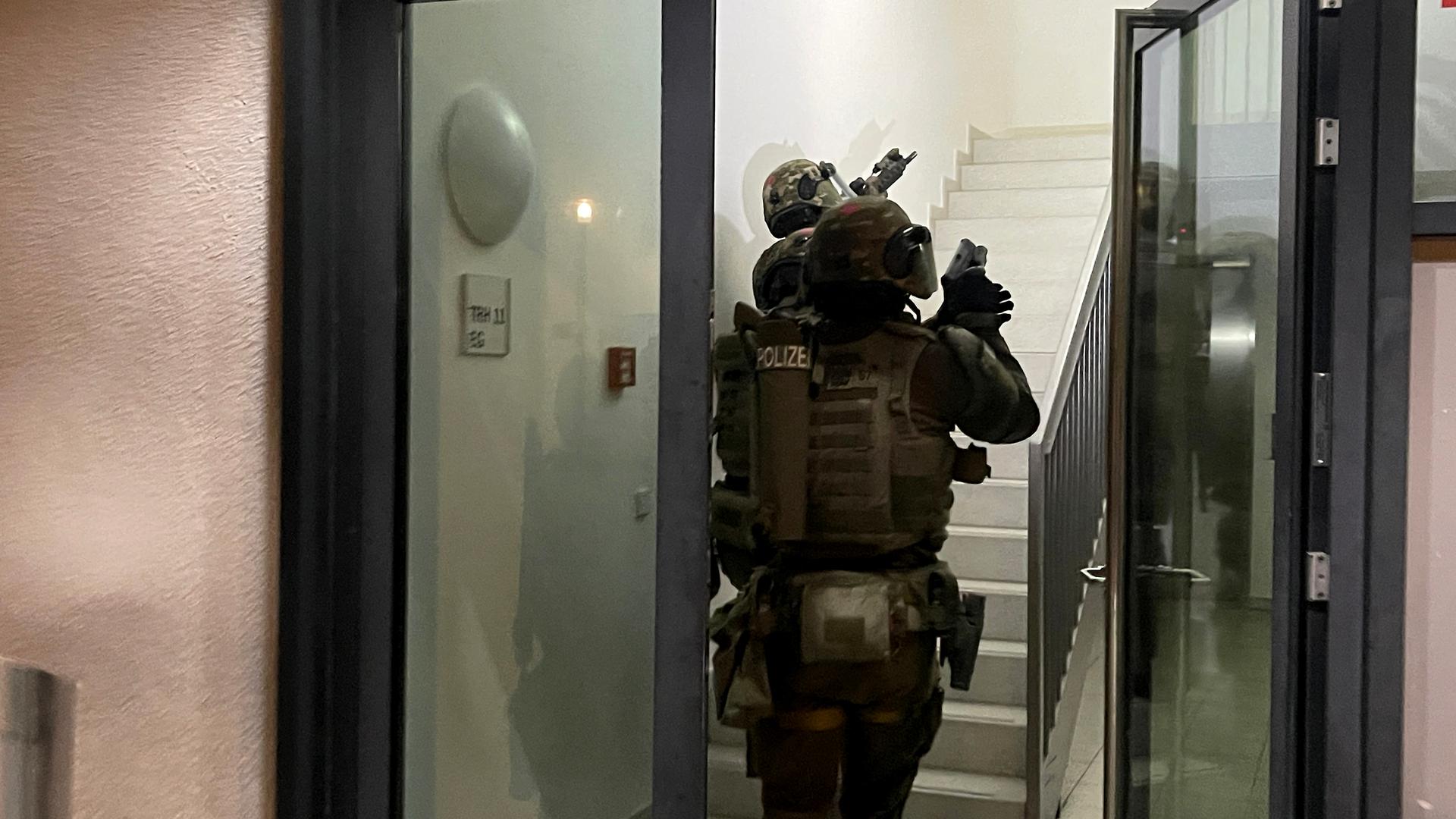 A polícia efetuou dezenas de buscas em residências, durante a madrugada, em toda a Alemanha.