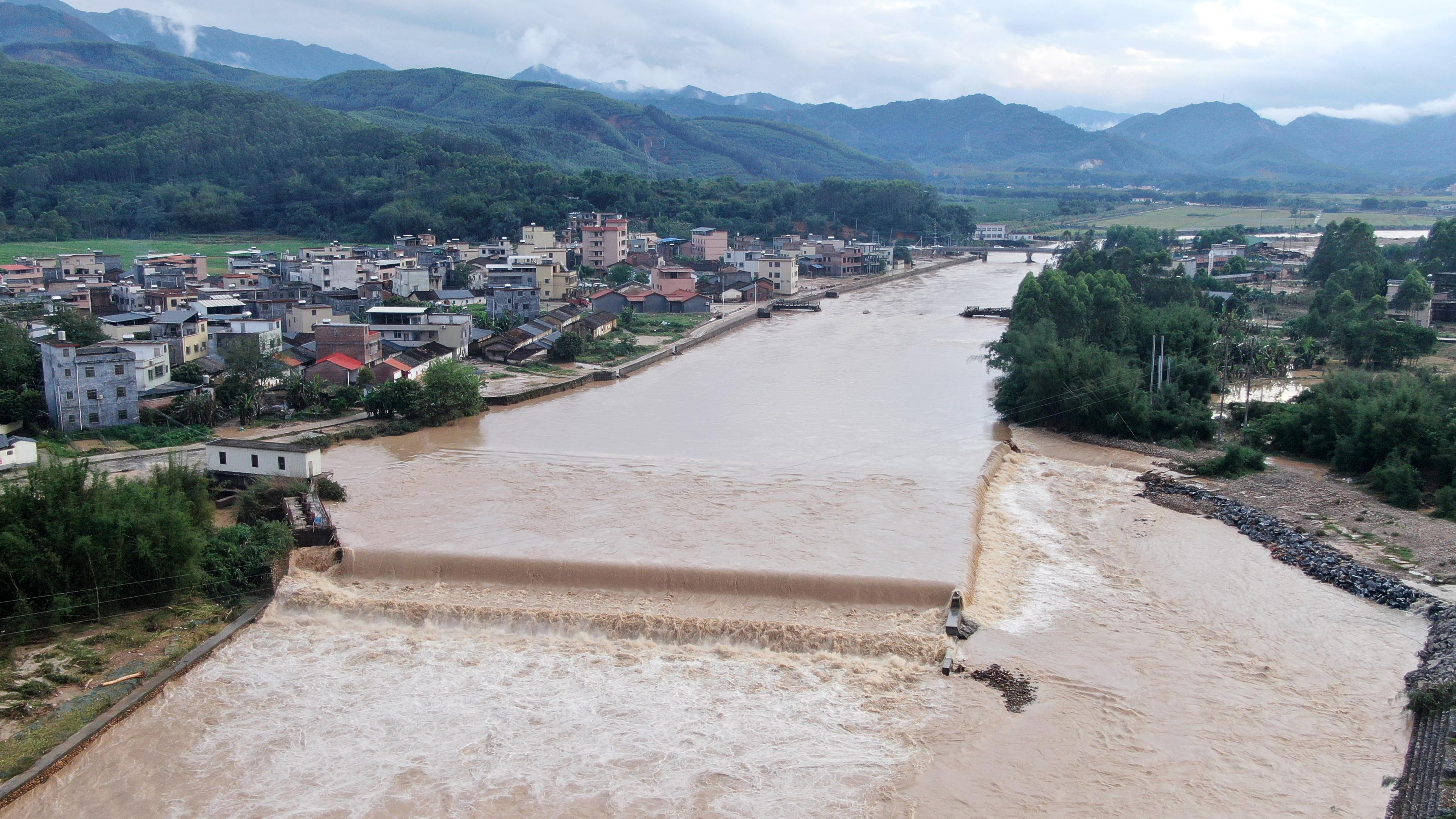 21.04.2024, China, Guangzhou: Ein Luftbild einer Drohne zeigt einen Blick auf den Nebenfluss Beijiang. Insgesamt 38 hydrologische Stationen an 24 Flüssen in der südchinesischen Provinz Guangdong meldeten am Sonntag um 16.00 Uhr Wasserstände, die über der Alarmschwelle lagen, teilte das Amt für Wasserressourcen der Provinz mit. Am Unterlauf des Beijiang-Flusses wurde mit großen Überschwemmungen gerechnet, die durch die starken und anhaltenden Regenfälle verursacht wurden. Das Katastrophenschutzkomitee der Provinz hat eine Notfallmaßnahme der Stufe IV eingeleitet, um die Überschwemmungen in den Städten Shaoguan und Qingyuan in Guangdong zu bekämpfen. Auch die Rettungsarbeiten sind im Gange. Foto: Lu Hanxin/Xinhua/dpa +++ dpa-Bildfunk +++
