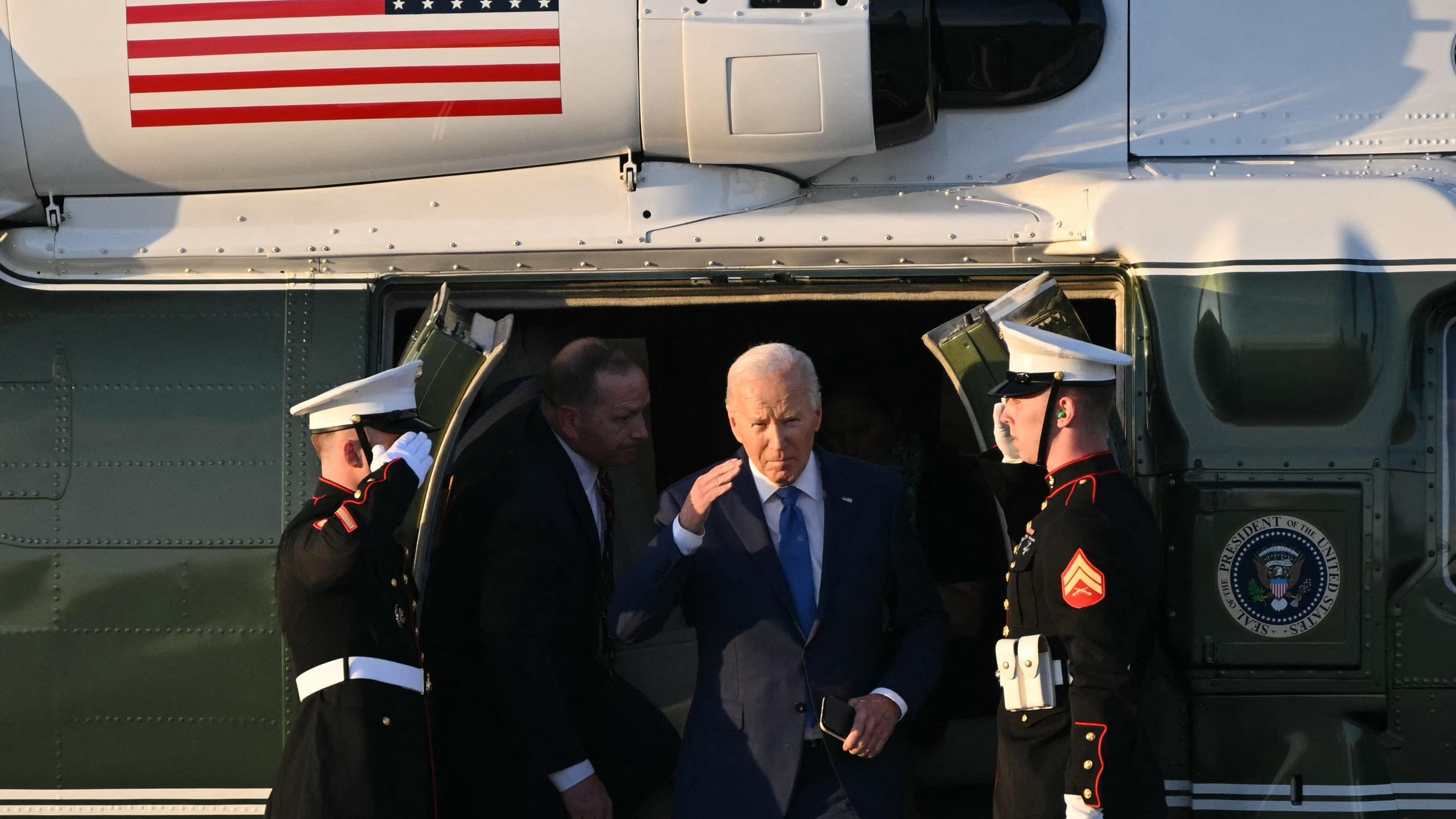O Presidente dos EUA, Joe Biden, no aeroporto de Chicago, a 8 de maio de 2024.