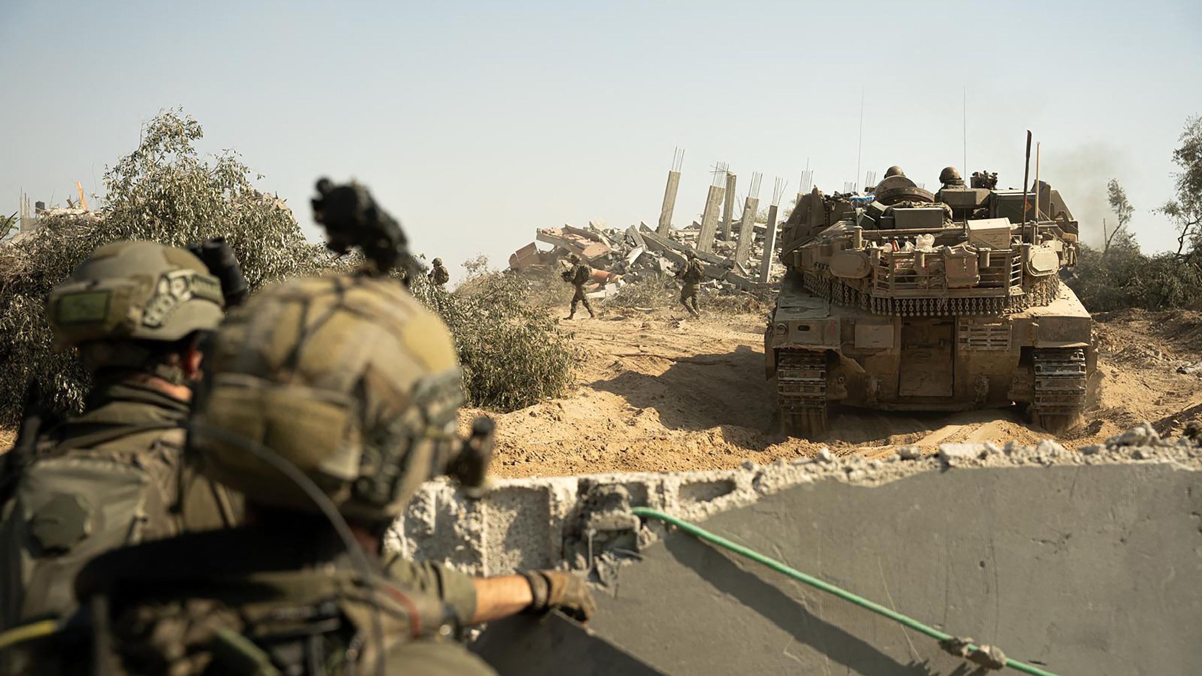 Soldados israelitas na Faixa de Gaza, a 18 de abril de 2024, onde os combates entre as forças israelitas e o Hamas se intensificaram desde outubro de 2023. 