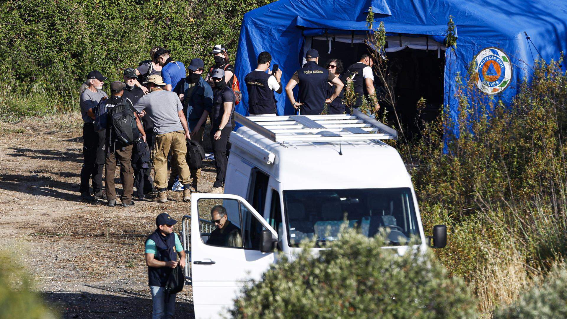 epa10652116 Authorities gather at a Judiciary Police (PJ) makeshift base camp in the Arade dam area, Faro district, during the new search operation amid the investigation into the disappearance of Madeleine McCann, in Silves, Portugal, 25 May 2023. The operation, which began on 23 May, stems from a European Investigation Order addressed by the German authorities to Portugal and focuses on the Arade dam, located about 50 kilometers from Praia da Luz, where the child disappeared on 03 May 2007 while on vacation with her parents.  EPA/LUIS FORRA